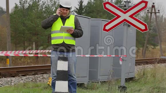 铁路工程师在警示带前打电话视频的预览图