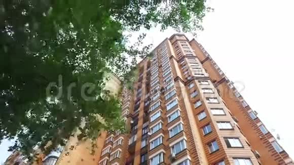 夏季城市公寓楼砖色视频的预览图