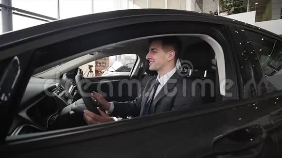 一名男子检查车辆内部汽车生意汽车销售技术和人的概念快乐的男性与汽车视频的预览图