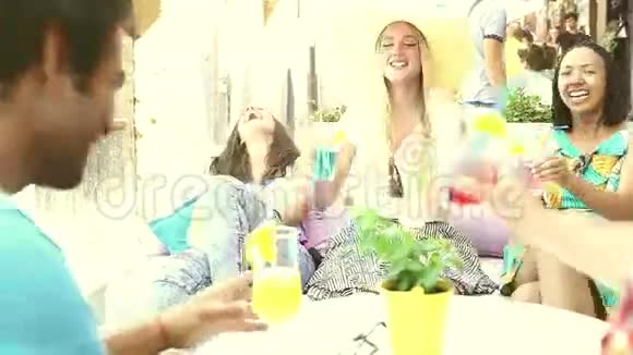 三个女朋友在夏天的露台咖啡馆喝鸡尾酒视频的预览图