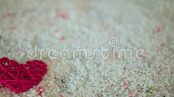 情人节沙滩上的心脏装饰画面视频的预览图