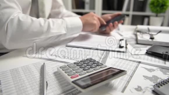 在办公室工作和计算财务的商人阅读和写报告商业财务会计概念视频的预览图
