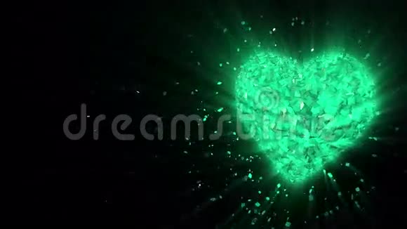 抽象循环动画背景旋转发光的三维翡翠心形成的碎片和立方体绿色旋转视频的预览图