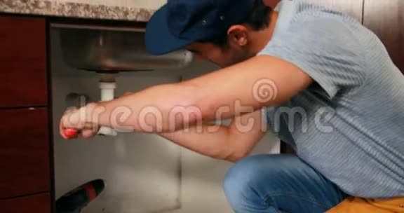 修理水槽的人视频的预览图