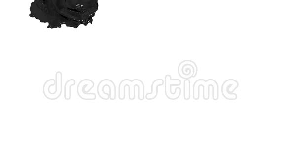 黑色油漆或油流落在白色背景屏幕上滴落在白色上3D渲染与阿尔法视频的预览图