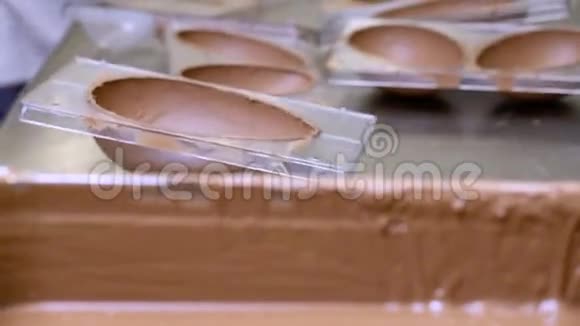 糕点厨师工作巧克力复活节彩蛋视频的预览图