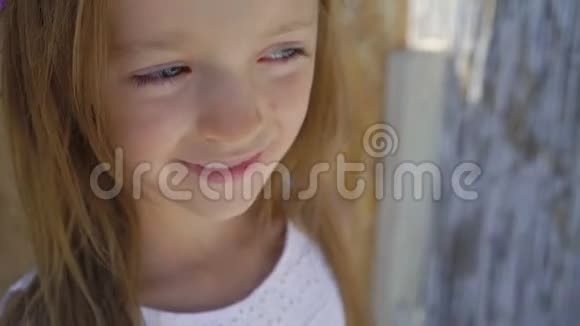 快乐的小女孩对着镜头微笑的肖像4K视频的预览图