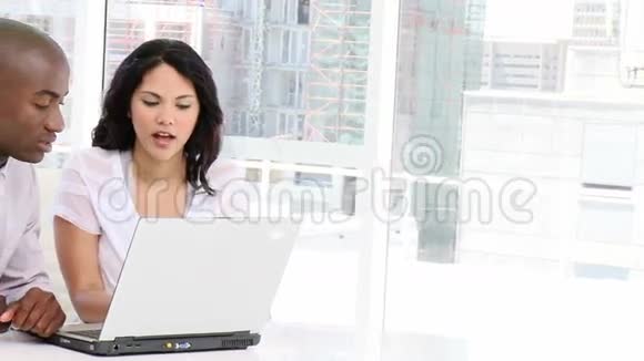 在电脑工作的商务人士视频的预览图
