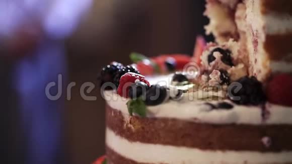 派对上的庆祝蛋糕视频的预览图