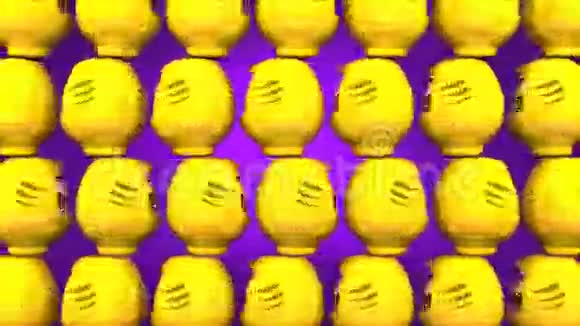 紫色背景下旋转黄达鲁玛玩偶视频的预览图
