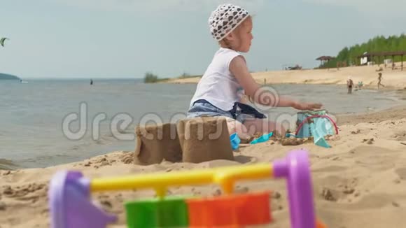 阳光明媚的一天孩子们在河边的海滩上玩耍视频的预览图