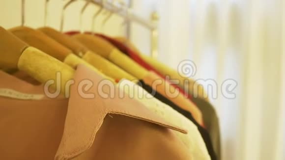 家衣柜或服装店更衣室亚洲年轻女性选择她的时尚服装在衣橱在家里或商店视频的预览图