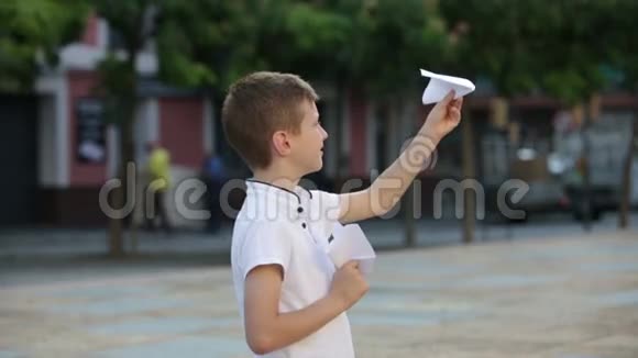很高兴男孩玩纸飞机视频的预览图