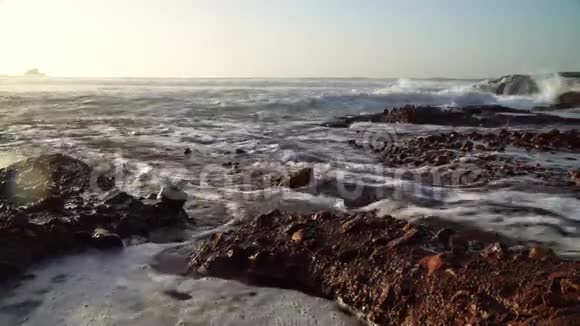 完美的海浪在摩洛哥沙漠的岩石海岸大西洋非洲的前面破碎视频的预览图