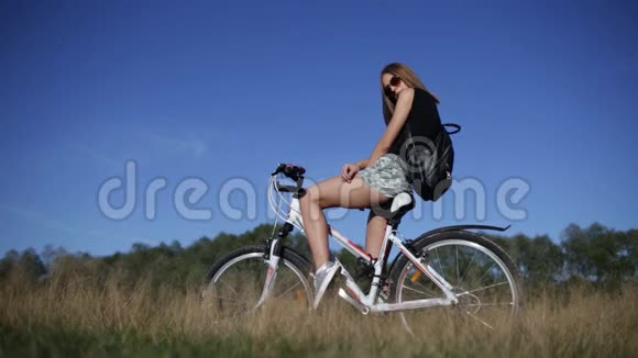 有自行车的年轻女子视频的预览图