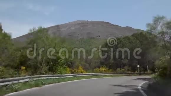 维苏威火山的火山口视频的预览图