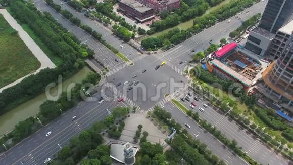 中国南京交通路口鸟瞰图视频的预览图