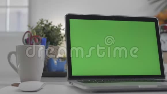 笔记本电脑绿色屏幕家庭办公室娃娃镜头Chroma键式笔记本电脑视频的预览图