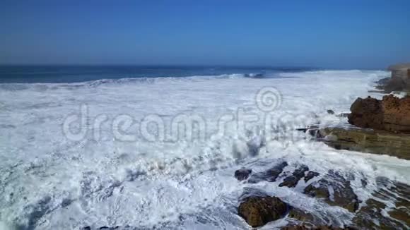 完美的海浪在摩洛哥沙漠的岩石海岸大西洋非洲的前面破碎视频的预览图