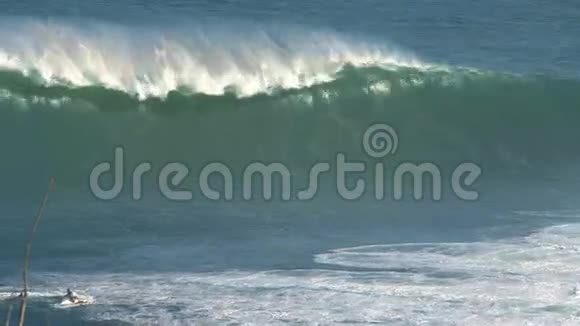 夏威夷毛伊岛北岸的巨浪冲浪破口大骂视频的预览图