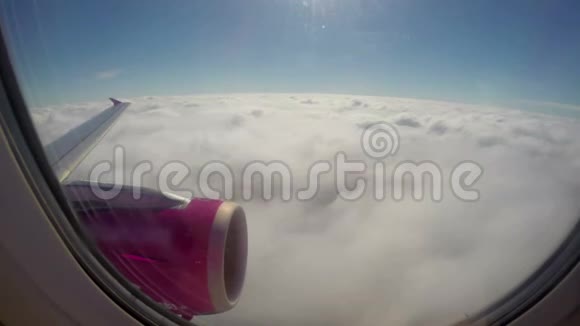 飞越云层飞机机翼涡轮舷窗视频的预览图