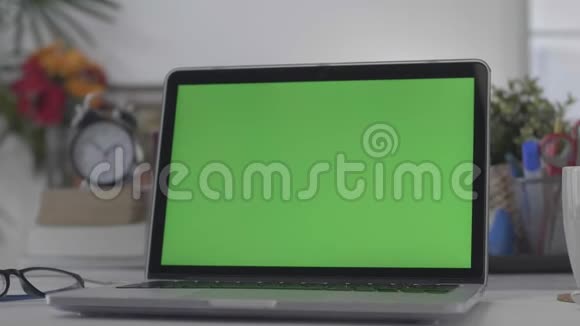 笔记本电脑绿色屏幕家庭办公室娃娃镜头Chroma键式笔记本电脑视频的预览图