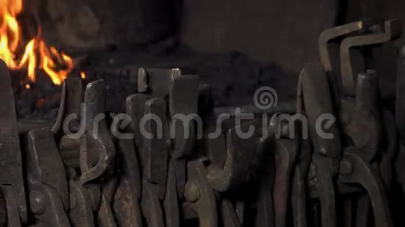 铁匠在车间里的工具视频的预览图
