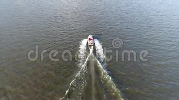 鸟瞰特拉华河游船视频的预览图