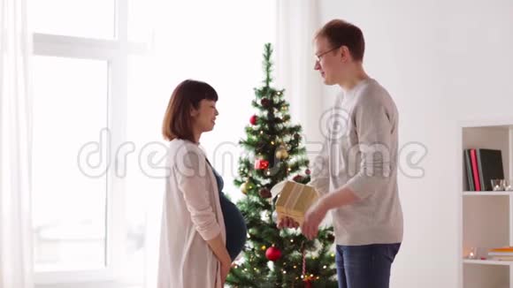 丈夫送圣诞礼物给怀孕的妻子视频的预览图