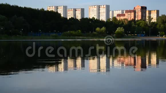 俄罗斯莫斯科Zelenograd地区夕阳下的学校湖视频的预览图