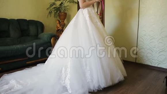 穿着结婚礼服的漂亮新娘带着花束视频的预览图