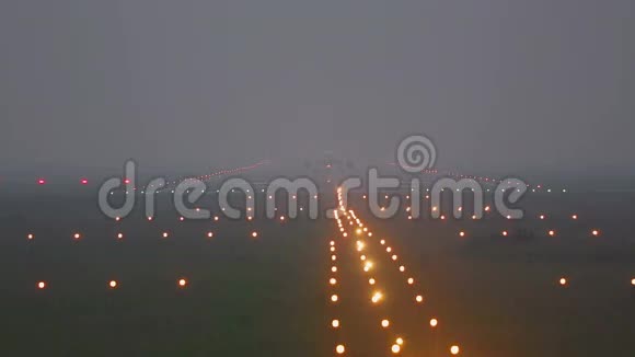 飞机在雾中滑行在跑道上视频的预览图