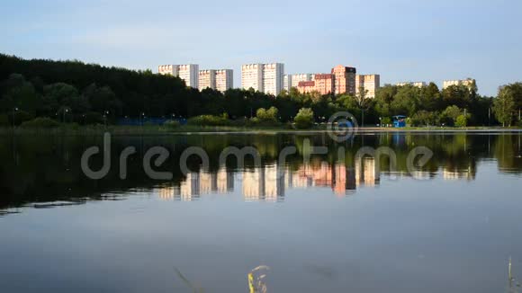 俄罗斯莫斯科Zelenograd地区夕阳下的学校湖视频的预览图