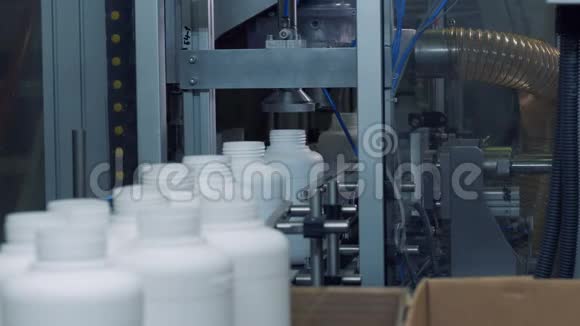 生产线上的塑料瓶视频的预览图