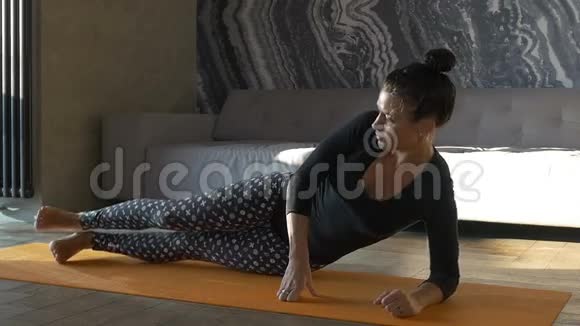 平静的瑜伽快乐美丽的女人在家做瑜伽运动视频的预览图