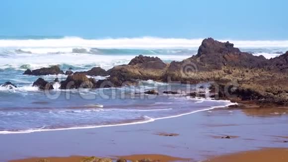 完美的海浪在摩洛哥沙漠的岩石海岸大西洋非洲的前面破碎视频的预览图