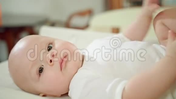 婴儿躺在家里的床上视频的预览图