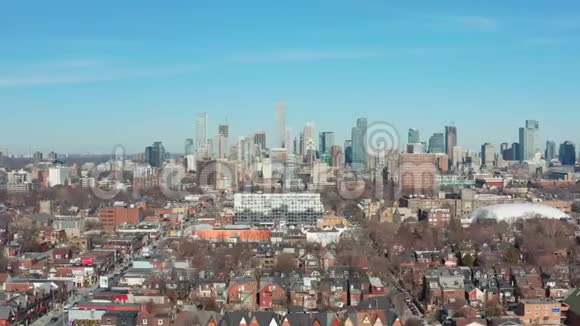 4飞机建立拍摄多伦多市中心居民区视频的预览图