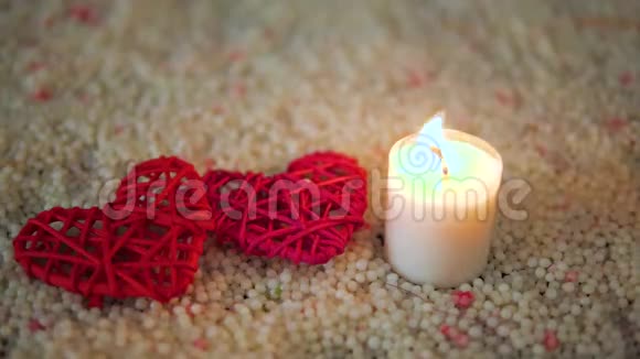 心灵装饰和沙子上蜡烛燃烧的足迹情人节视频的预览图
