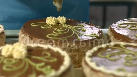 蛋糕装饰的过程视频的预览图