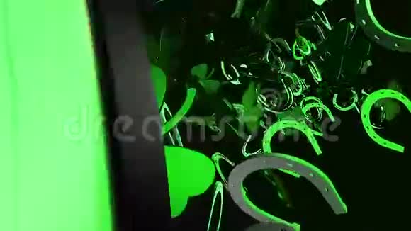 马蹄与绿色三叶草在黑色视频的预览图