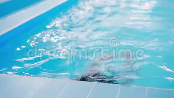 为游泳池里的孩子们上游泳课美丽的皮肤白皙的女孩在水中游泳视频的预览图