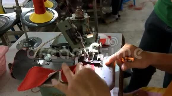 缝纫机在纺织品上缝合视频的预览图