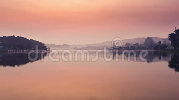 美丽的日出观过宣化湖大拉特越南视频的预览图