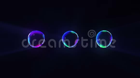 透明水背景上的彩虹气泡黑色背景下的气泡视频的预览图
