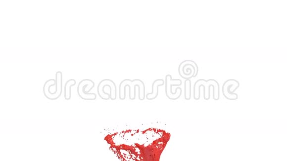 红色液体的旋风就像白色背景上的汽车油漆漂亮的彩色油漆是旋转的孤立透明视频的预览图
