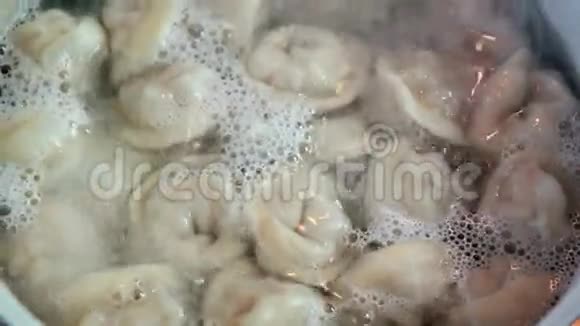 自制的馄饨是用开水在锅里煮的视频的预览图