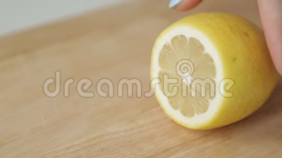 水果中夏季鸡尾酒的配制视频的预览图