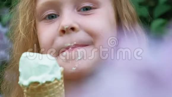 小女孩在户外吃冰淇淋夏季视频的预览图