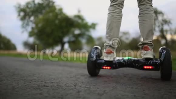双轮自平衡电动滑板智能关闭视频的预览图